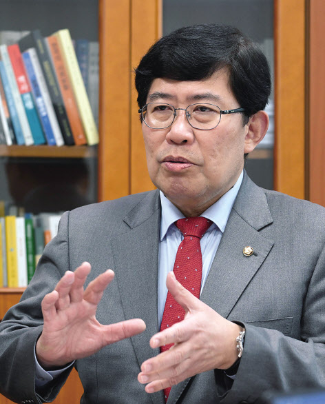 윤석열 캠프에서 경제정책본부장을 맡고 있는 윤창현 국민의힘 의원은 헤럴드경제와 인터뷰에서 “개미들은 증권거래세 폐지보다는 양도세가 없는 것을 선호한다”고 밝혔다.이상섭 기자