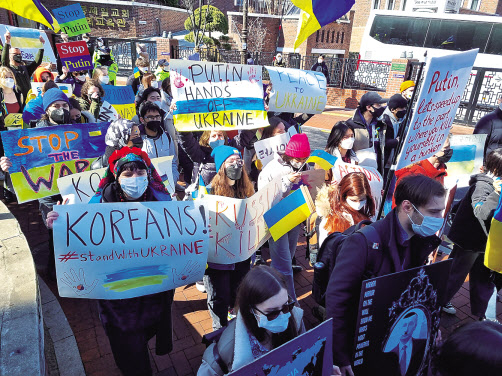 27일 서울 중구 러시아대사관 인근에서 우크라이나 현지인 300여명이 러시아의 우크라이나 침공을 규탄하는 집회를 벌이고 있다. 김영철 기자