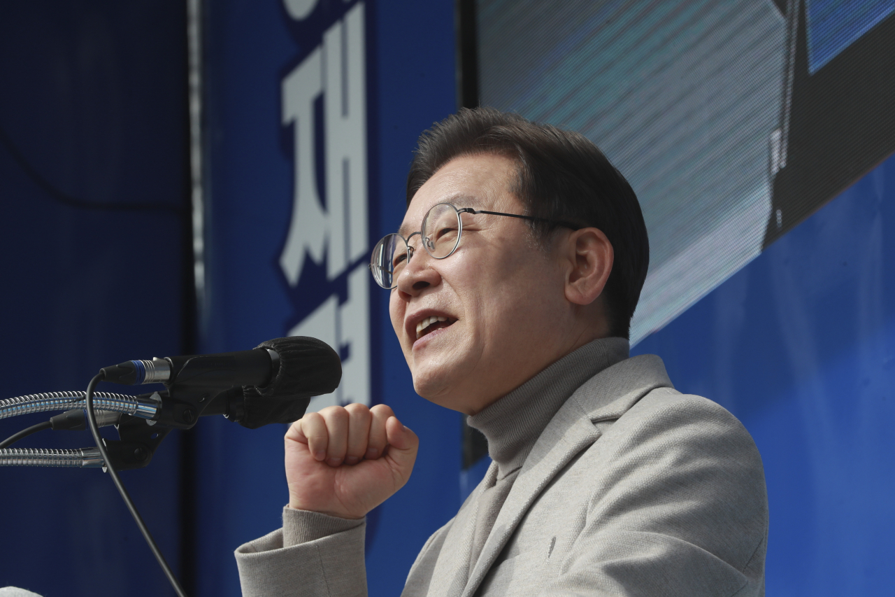 더불어민주당 이재명 대선 후보가 28일 오전 경북 포항시청 앞에서 열린 ‘포항발전 제대로! 새로운 포항을 위해’ 유세에서 지지를 호소하고 있다. [연합]