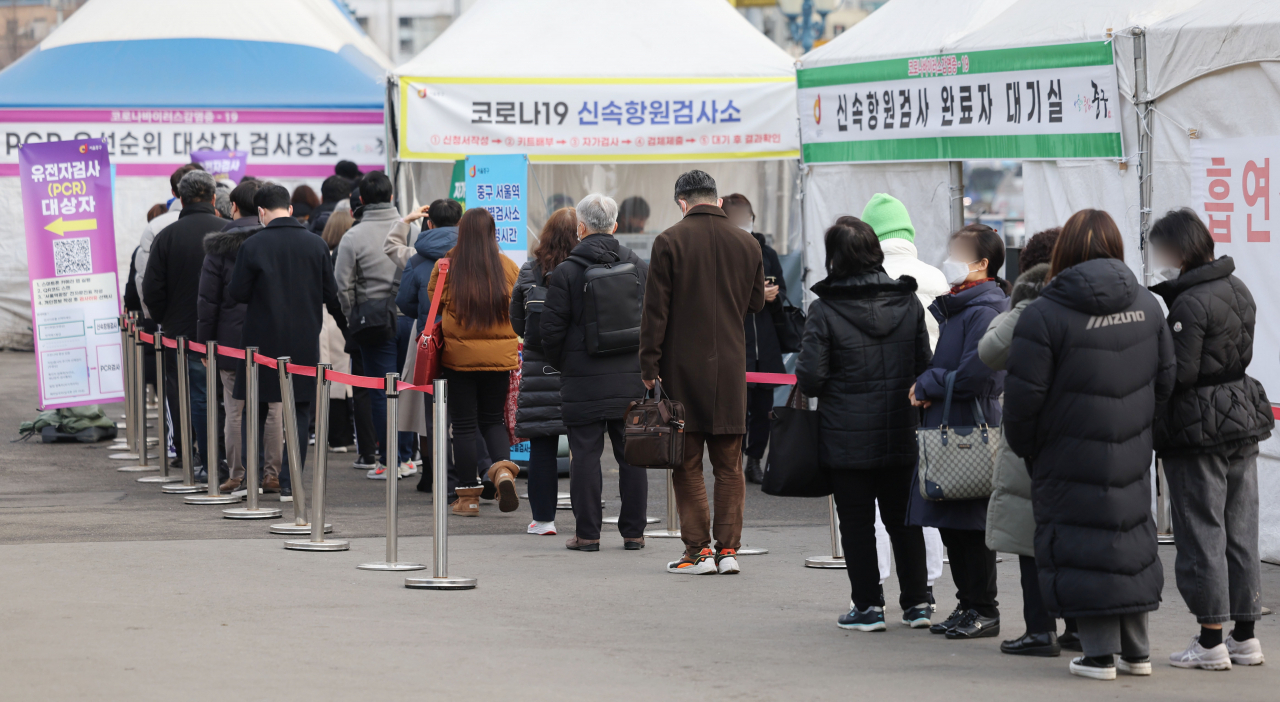 28일 오전 서울역 광장에 마련된 신종 코로나바이러스 감염증(코로나19) 선별 검사소에서 검사를 받으려는 시민들이 줄을 서고 있다. [연합]