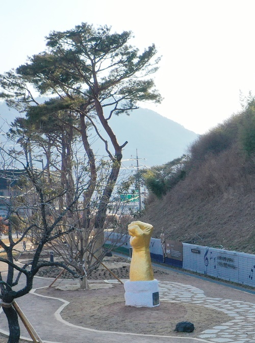 벌교 선근공원 주먹 조형물.