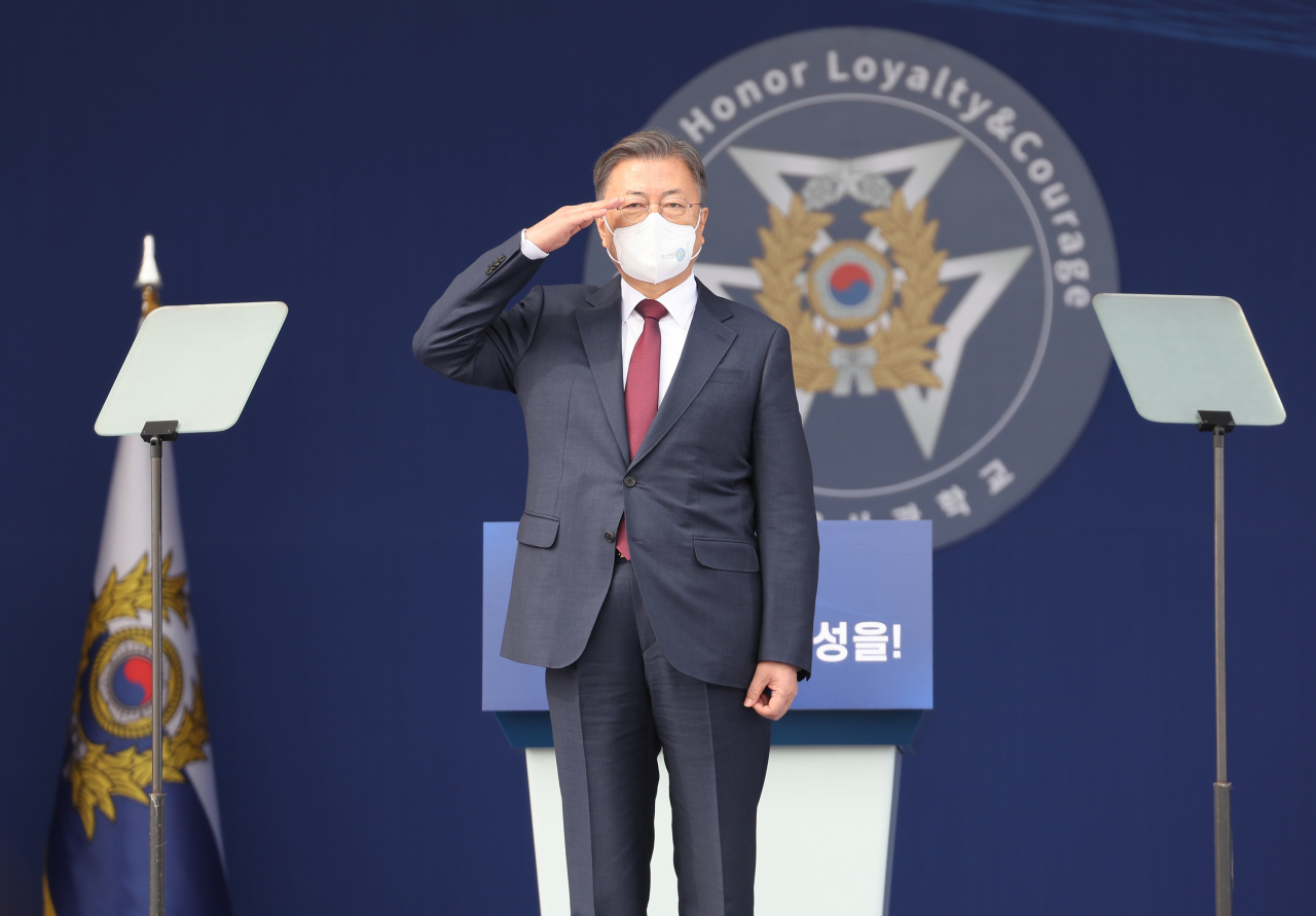 문재인 대통령이 28일 경북 영천시 육군3사관학교에서 열린 ‘제57기 졸업 및 임관식’에서 졸업생도들의 경례에 거수경례로 답하고 있다. [연합]