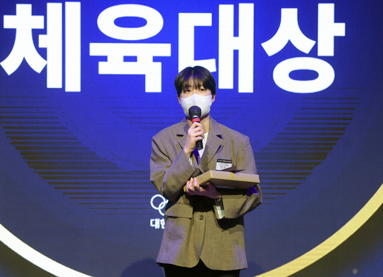 도쿄올림픽 양궁 3관왕 안산이 28일 열린 대한체육회 체육상 시상식서 체육대상을 수상한 여자양궁 대표팀을 대표해 수상소감을 말하고 있다. [대한체육회 제공]