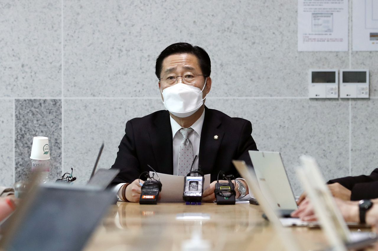 이태규 국민의당 총괄선대본부장이 28일 오전 국회 의원회관에서 윤석열 국민의힘 대선후보 측과의 단일화 결렬 관련 긴급 기자간담회를 하고 있다. [이상섭 기자]