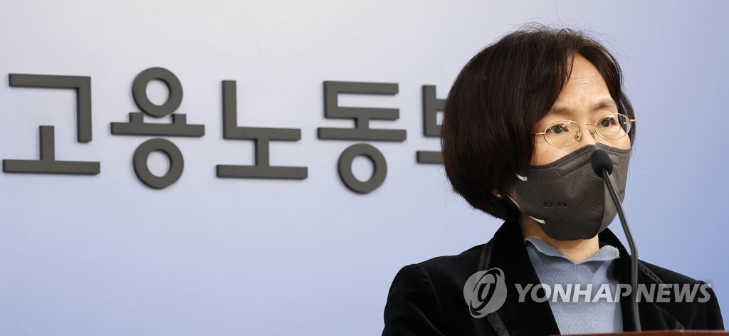 사업체노동력조사 결과 발표하는 정향숙 노동시장조사과장. [연합]