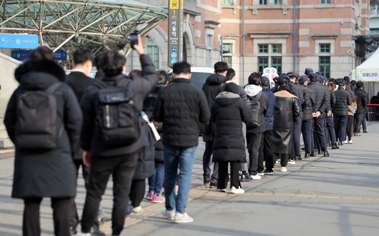 28일 오전 서울역 광장에 마련된 신종 코로나바이러스 감염증(코로나19) 선별 검사소에서 검사를 받으려는 시민들이 줄을 서고 있다. [연합]
