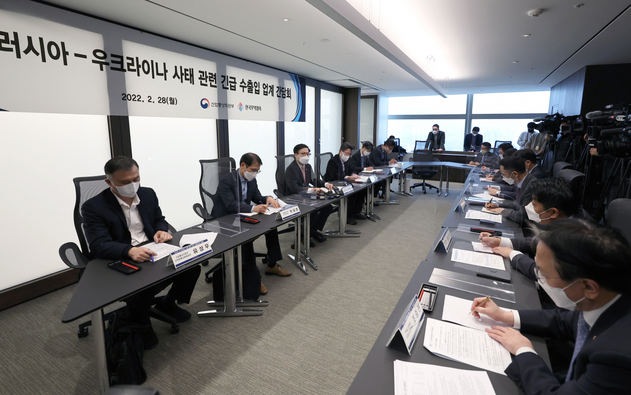 여한구(왼쪽 세번째) 산업통상자원부 통상교섭본부장이 28일 서울 강남구 한국무역협회에서 러시아의 우크라이나 침공 사태와 관련해 수출입업계 대표자들과 간담회를 갖고 있다. [연합]