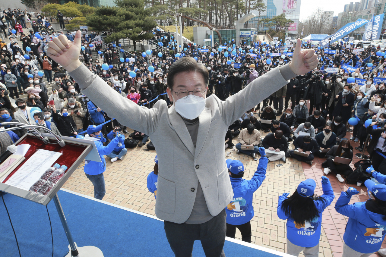 더불어민주당 이재명 대선후보가 28일 경북 포항시 포항시청 광장에서 열린 '포항발전 제대로! 새로운 포항을 위해, 이재명!' 포항 유세에서 지지자에게 인사하고 있다. [연합]