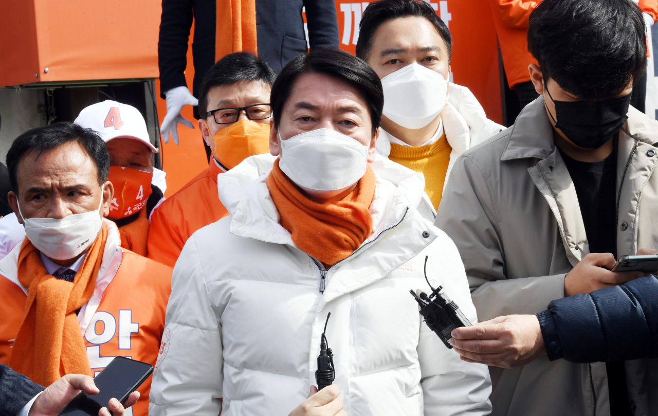 안철수 국민의당 대선후보가 28일 오후 전북 정읍시 샘고을시장 앞에서 유세를 마친 뒤 취재진의 질문에 답하고 있다. [연합]