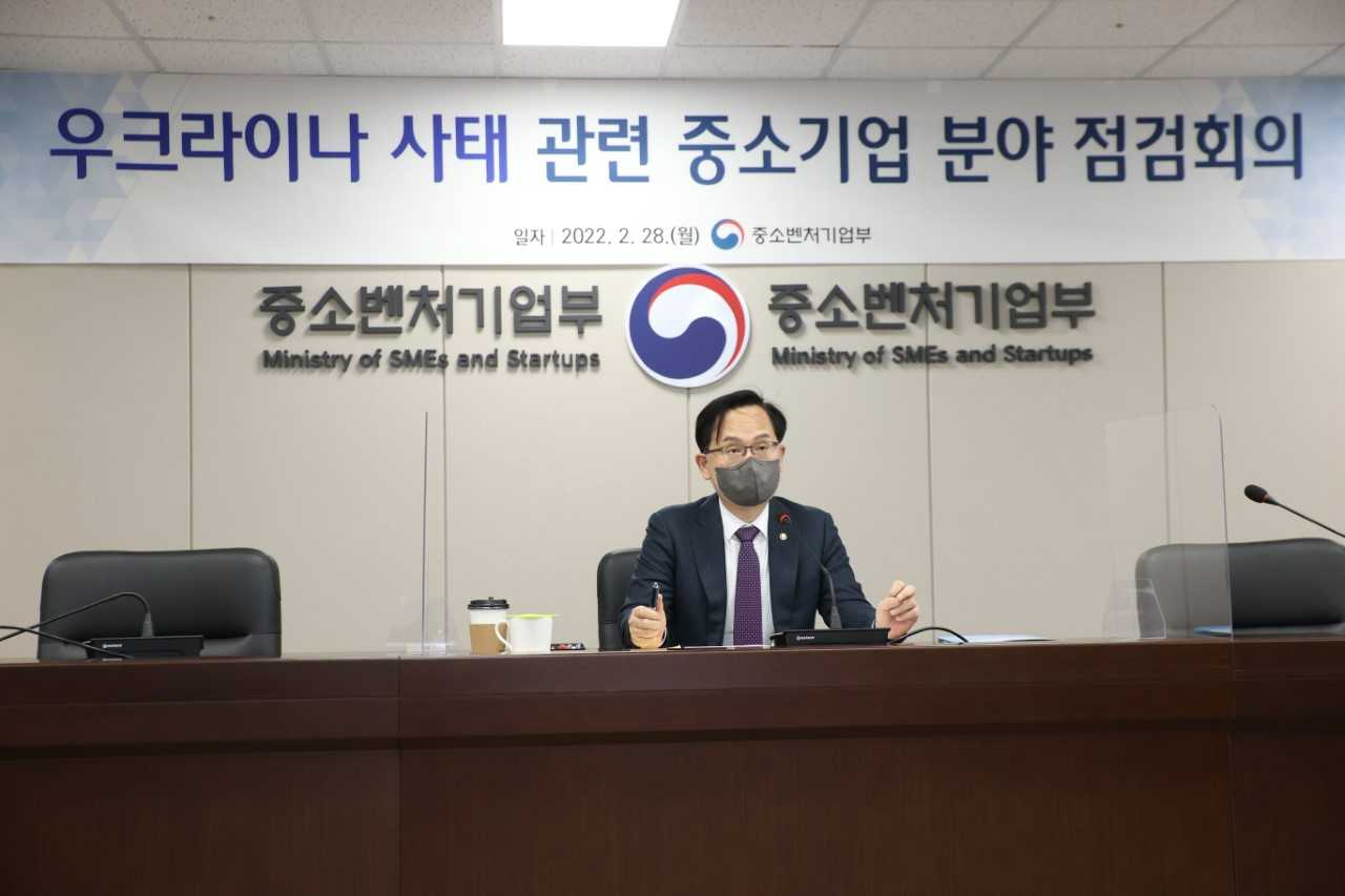 강성천 중소벤처기업부 차관이 28일 세종시 중소벤처기업부 중기마루에서 열린 우크라이나 사태 대응 긴급회의를 주재하고 있다.[중소벤처기업부 제공]