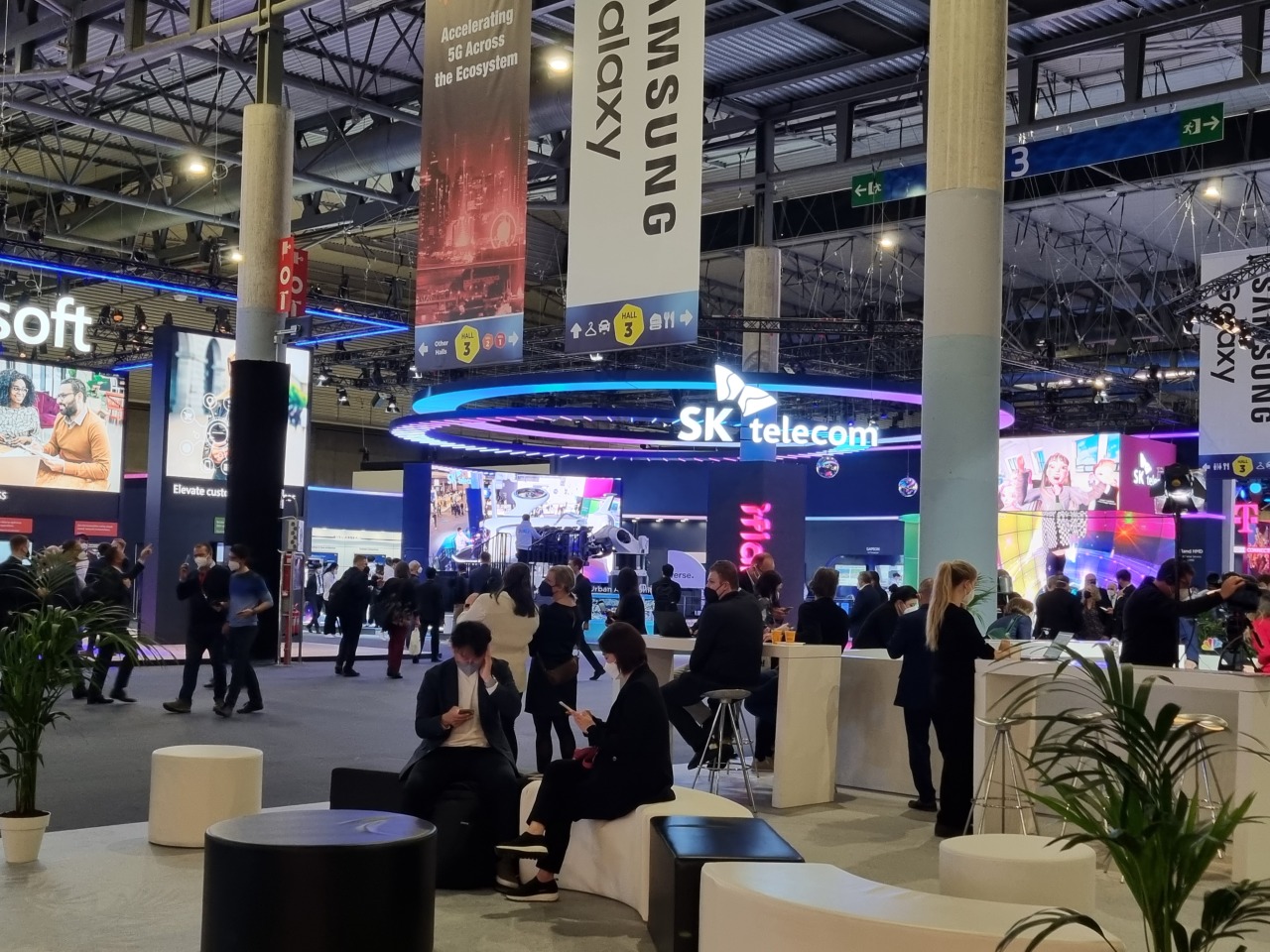 Attendees look around exhibition booths at the Mobile World Congress venue Fira Gran Via in Barcelona, Monday. (Sohn Ji-hyoung/The Korea Herald)