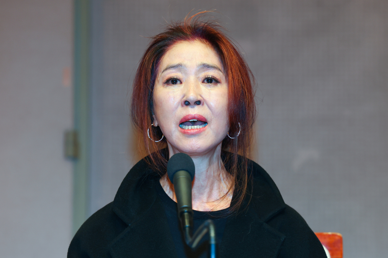 배우 김부선씨가 28일 오후 서울 중구 프레스센터에서 열린 이재명 더불어민주당 대선후보 관련 기자회견에서 눈물을 흘리고 있다. [연합]
