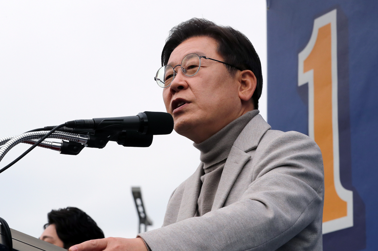 이재명 더불어민주당 대선후보가 28일 대구시 동대구역 광장에서 열린 '남부수도권 시대, 대구 경북의 재도약, 이재명은 합니다!' 대구 유세에서 연설하고 있다. [연합]