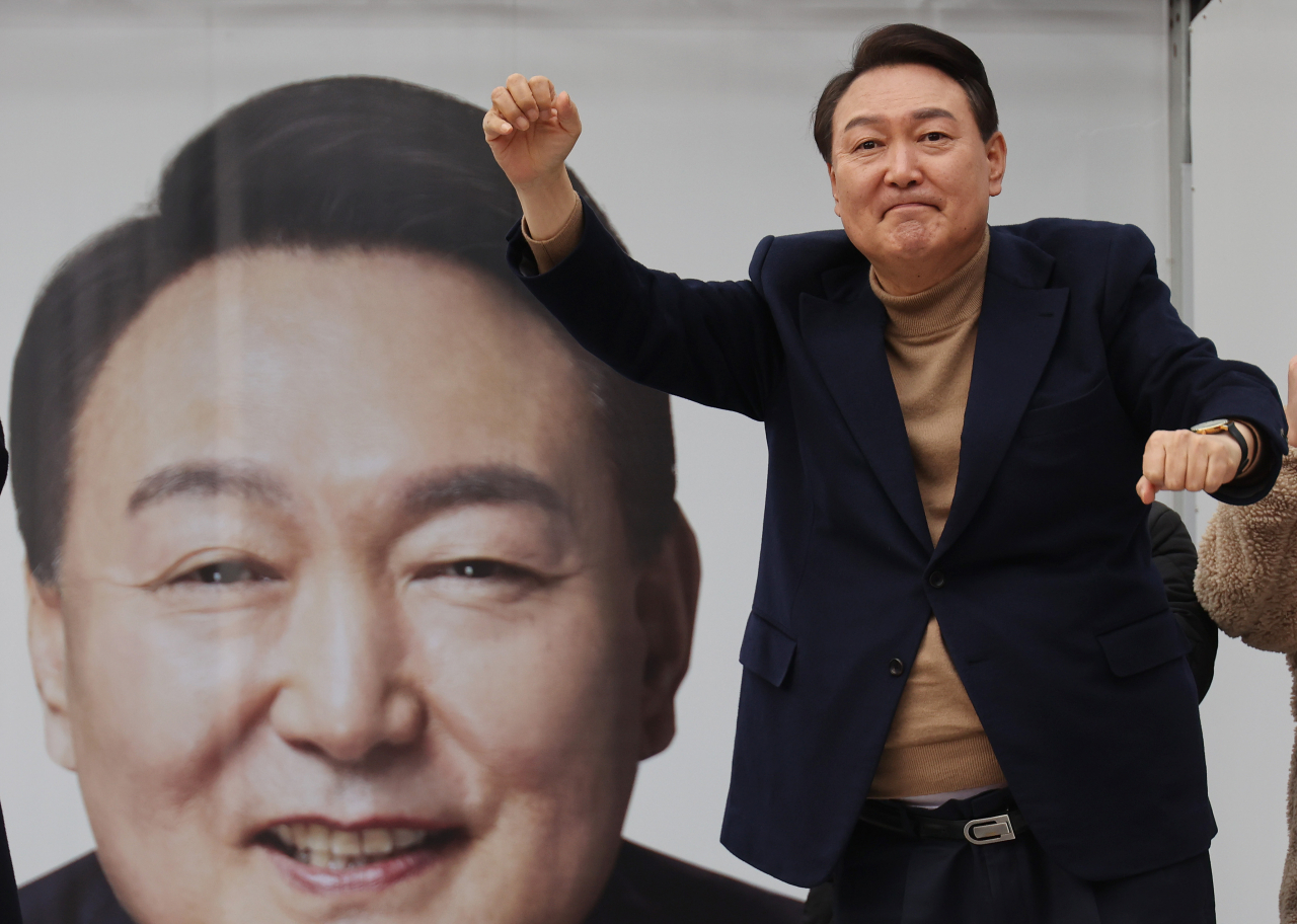 국민의힘 윤석열 대선 후보가 28일 오후 강원 속초시 속초관광수산시장에서 열린 유세에서 어퍼컷 세리머니를 하고 있다. 사진은 기사내용과 무관. [연합]