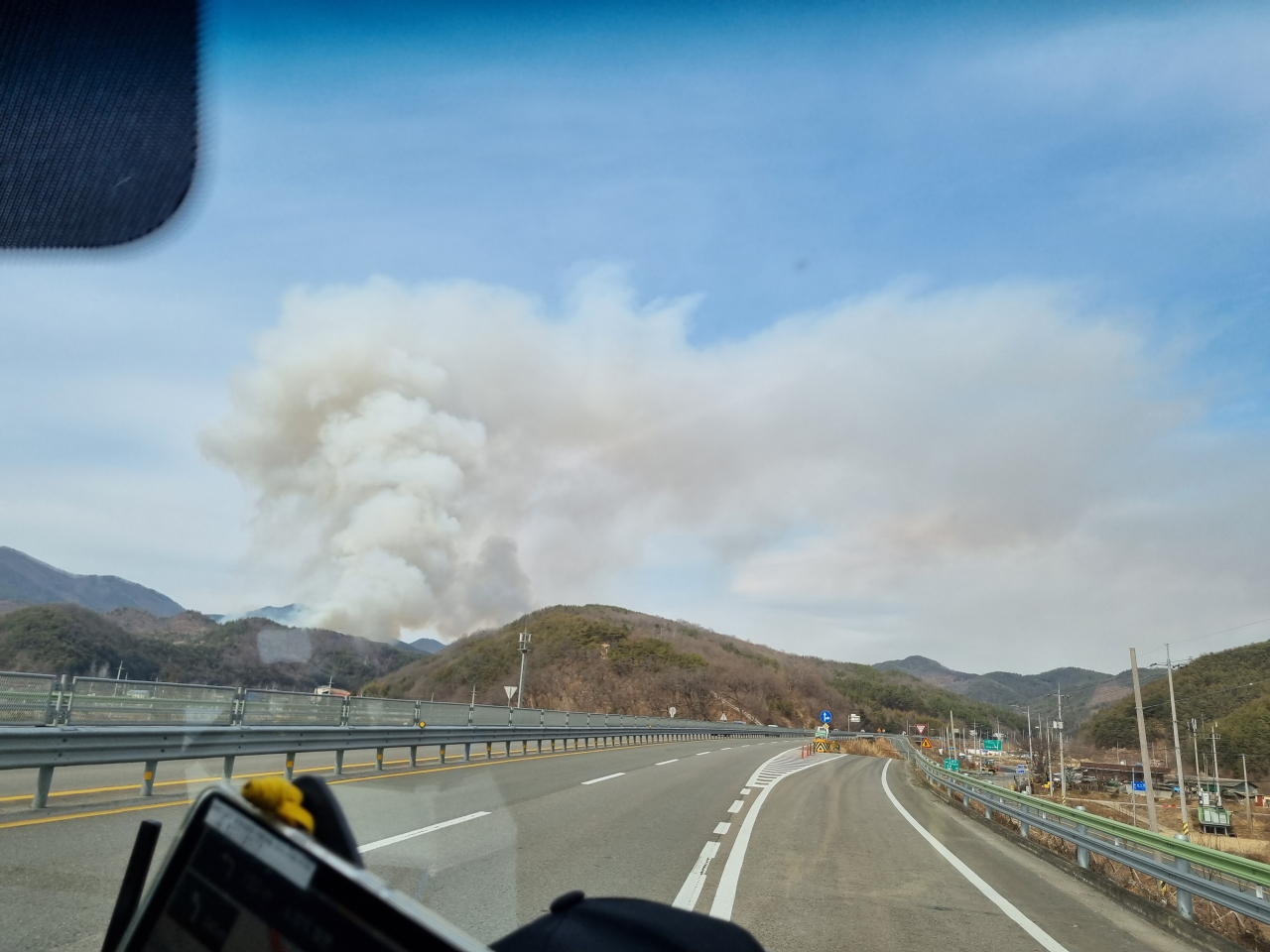 28일 오후 2시 8분께 경남 합천군 율곡면 한 야산에서 불이 났다. 정상 부근에서 시작된 불길은 남서풍을 타고 북동쪽으로 이동하며 도(道) 경계를 넘어 인접한 경북 고령군 쌍림면 신촌리까지 확산했다. 산림 당국은 이날 오후 5시 30분을 기해 산불 3단계를 발령했다. [연합]