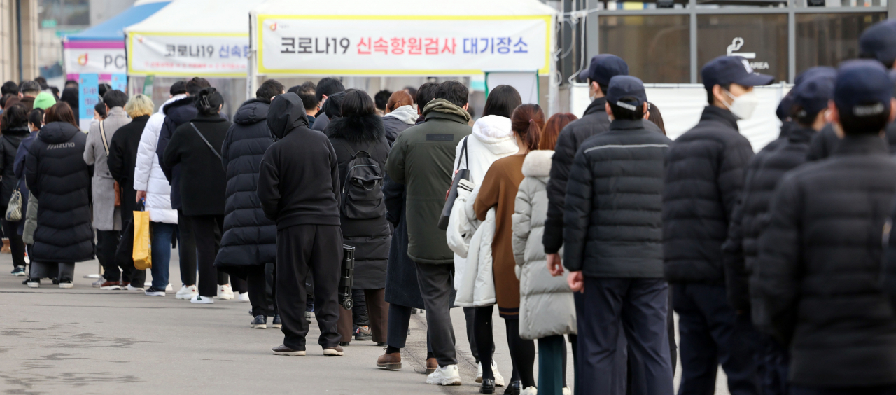 28일 오전 서울역 광장에 마련된 신종 코로나바이러스 감염증(코로나19) 선별 검사소에서 검사를 받으려는 시민들이 줄을 서고 있다. [연합]