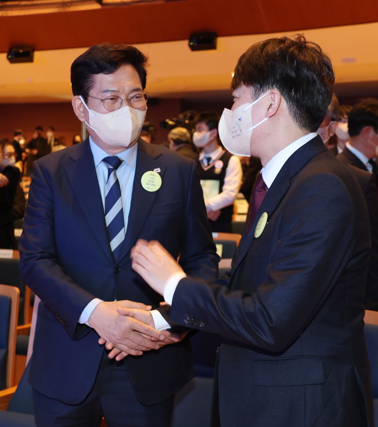 28일 대구시 달서구 대구문화예술회관에서 열린 '2·28 민주운동' 62주년 기념식에서 송영길 더불어민주당 대표(왼쪽)와 이준석 국민의힘 대표가 인사를 나누고 있다. [연합]