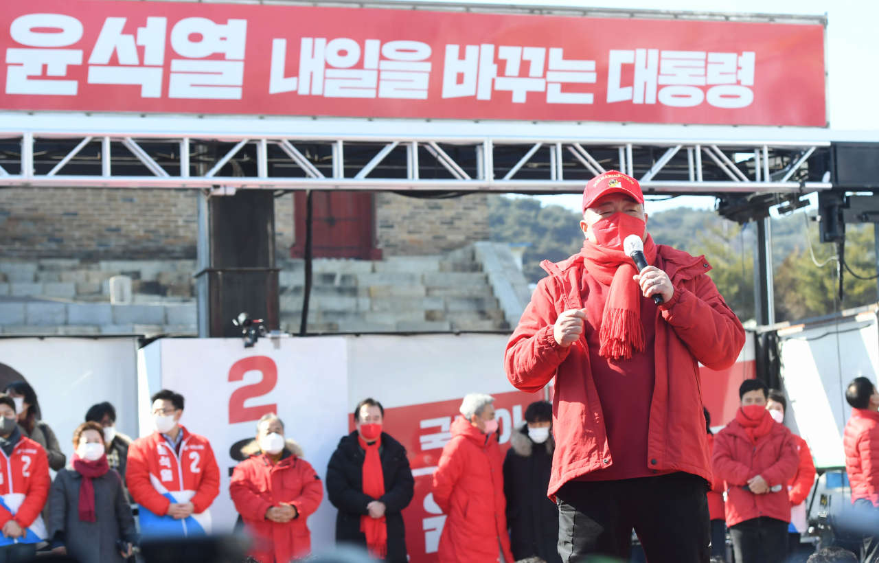 방송인 김흥국씨가 지난 2월 24일 경기 수원시 팔달문 앞에서 열린 당시 윤석열 국민의힘 대선 후보의 '국민과 원팀' 수원 집중 유세에서 지지연설을 하고 있다. [연합]