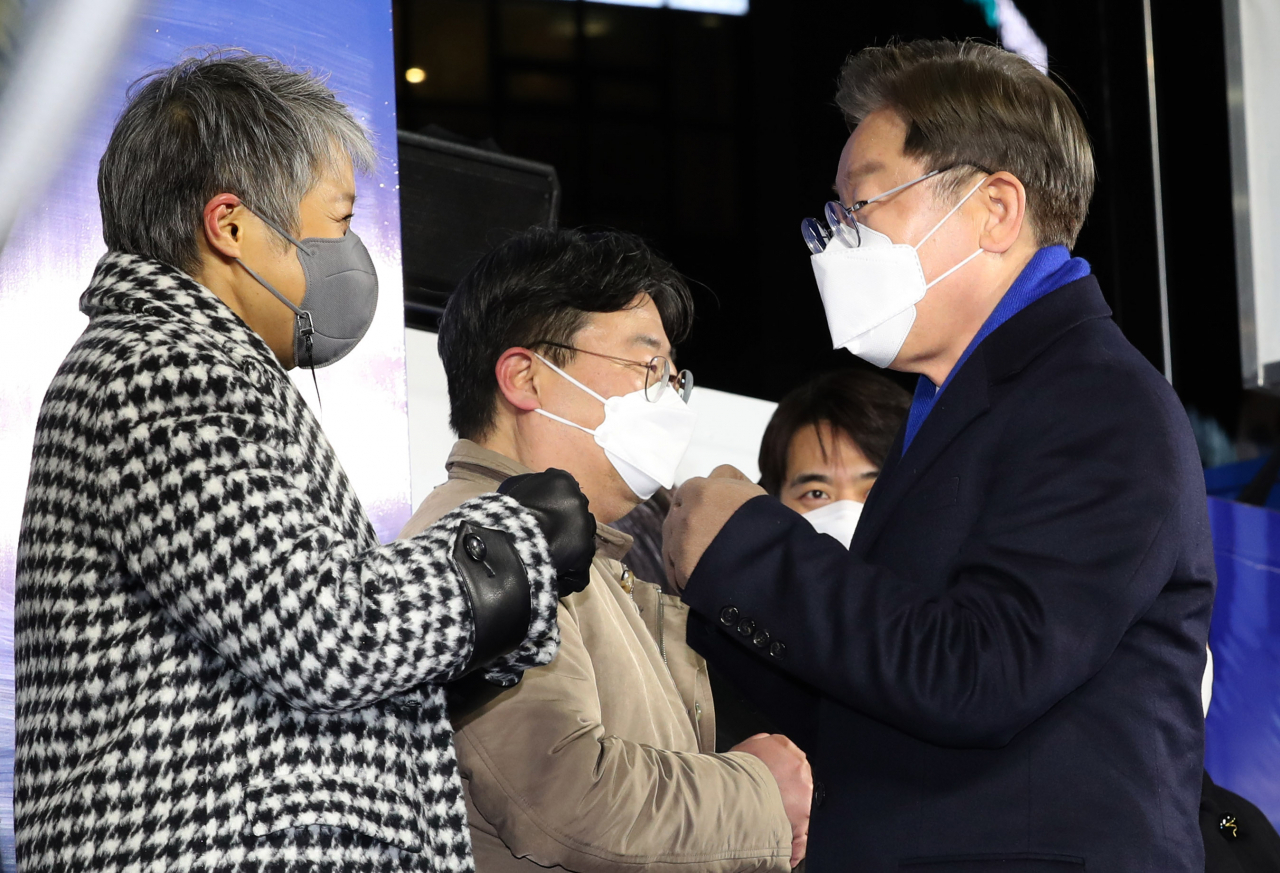 이재명 더불어민주당 대선후보가 16일 밤 '서울 앞으로, 민생 제대로' 잠실 새내역 집중유세에서 찬조 연설한 가수 이은미 씨와 인사하고 있다. [국회사진기자단]