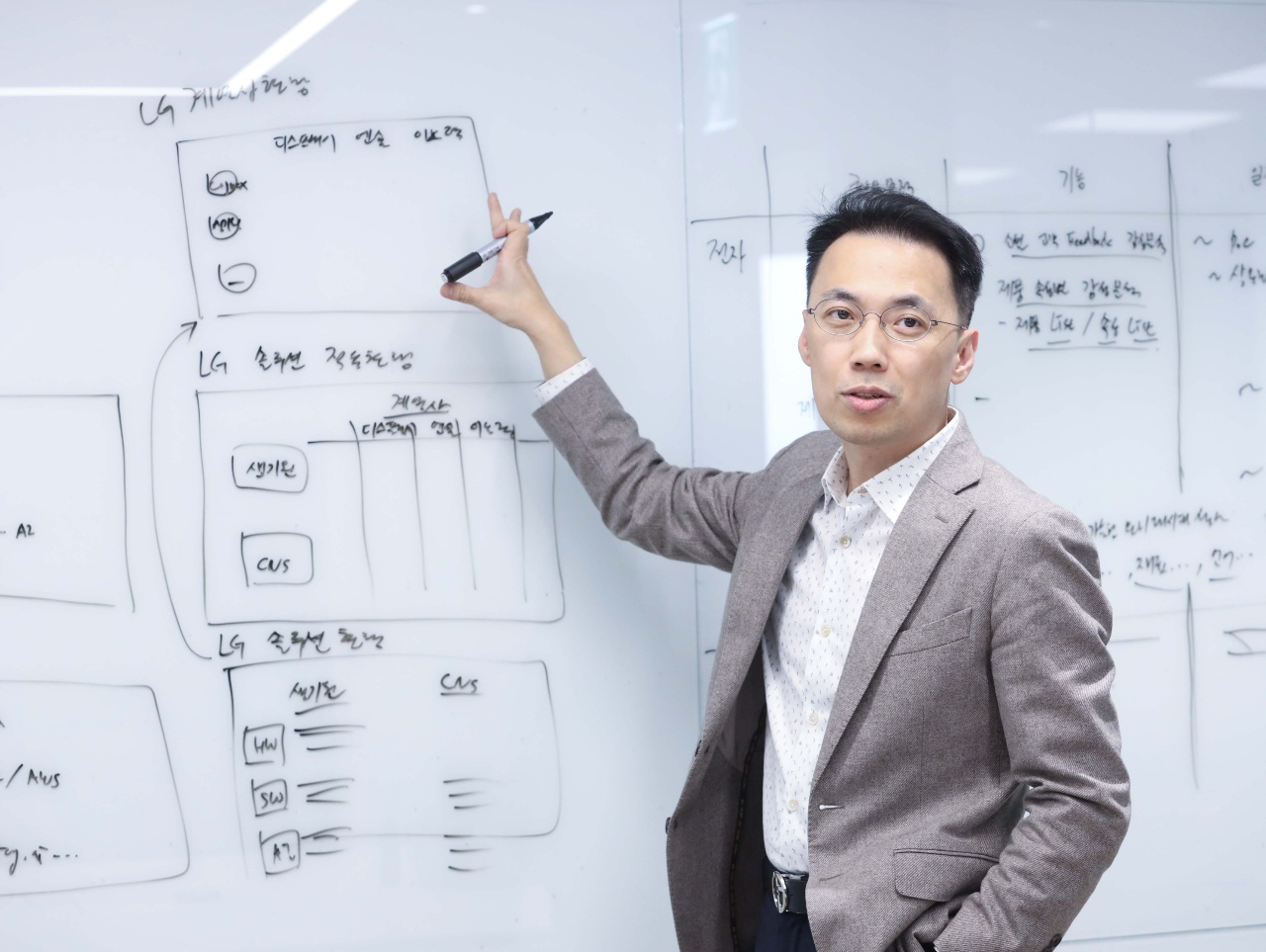 지난달 28일 오후 서울 영등포구 여의도동 LG트윈타워에서 이화영 LG AI연구원 사업전략유닛장 상무가 엑사원에 대해 설명하는 모습[LG AI연구원 제공]