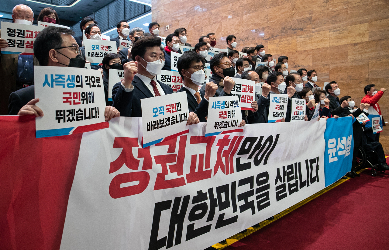 국민의힘 김기현 원내대표 등 의원들이 28일 오후 국회 로텐더홀 계단에서 열린 국민결의대회에서 정권교체 결의 구호를 외치고 있다. 연합뉴스