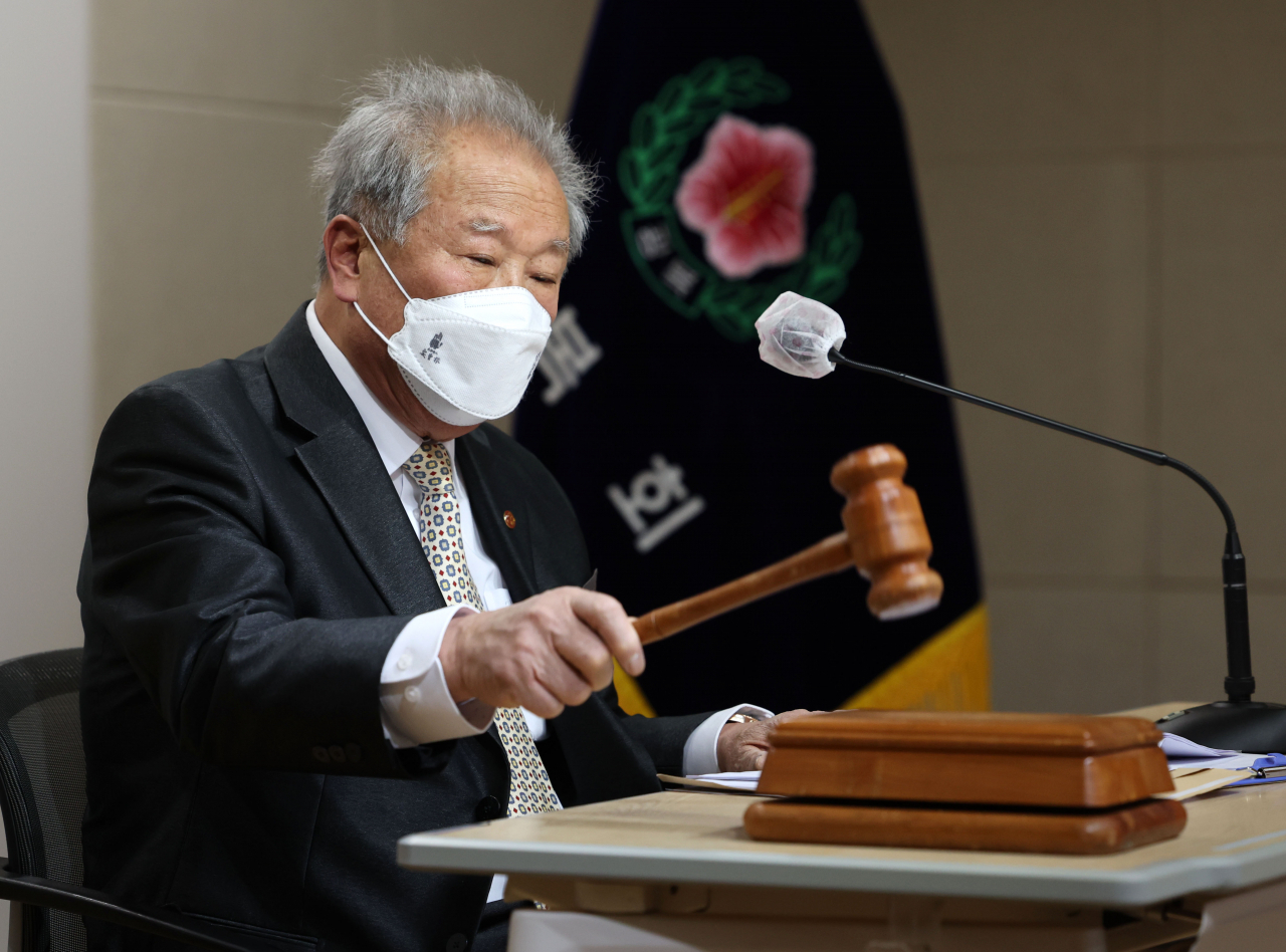 2월 18일 오전 서울 여의도 광복회관에서 광복회 회장 직무대행에 지명된 허현 부회장이 의사봉을 두드리고 있다. [연합]