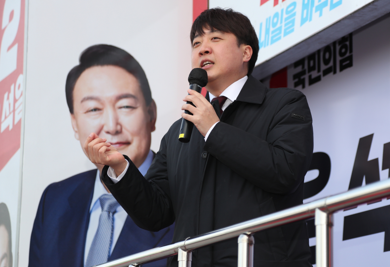이준석 국민의힘 대표가 2월 28일 오전 대구 동대구역 광장에서 시민들에게 윤석열 후보를 향한 지지를 호소하고 있다. [연합]