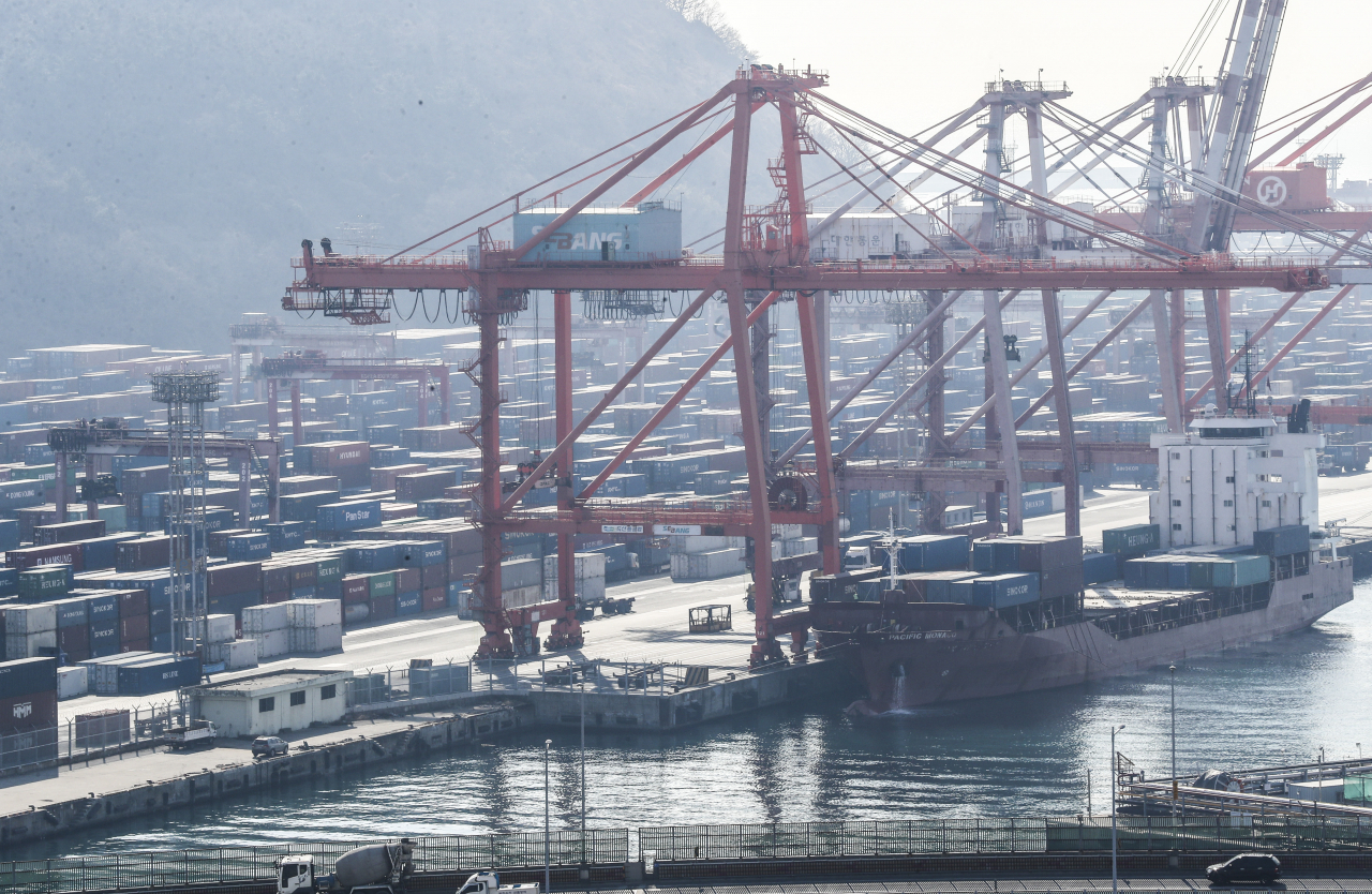 This file photo, taken Feb. 11, 2022, shows a port in South Korea's southeastern city of Busan. (Yonhap)