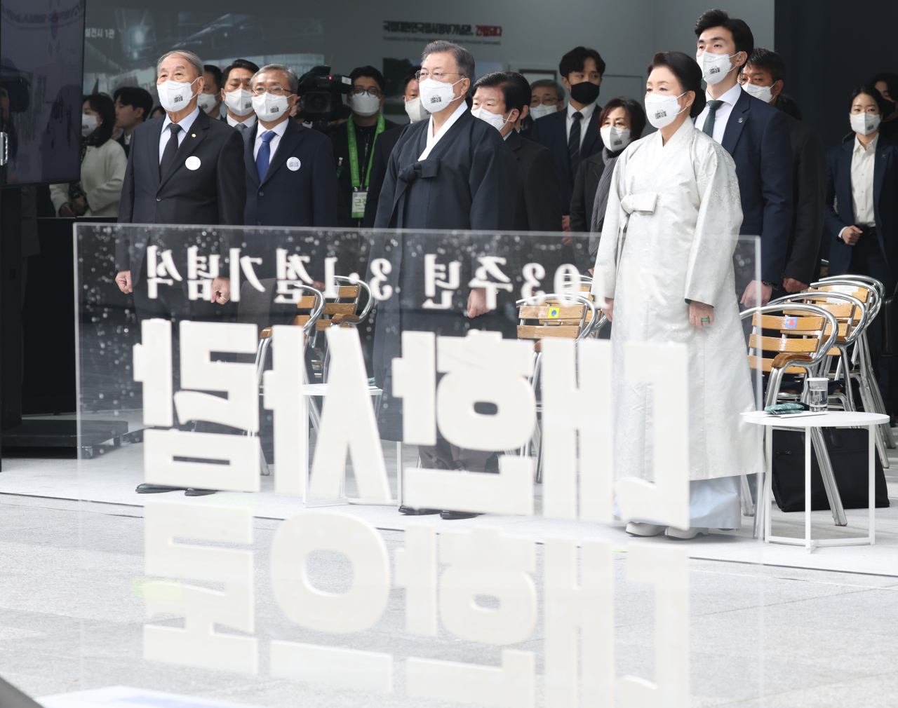 문재인 대통령이 1일 서울 서대문구 국립 대한민국임시정부 기념관에서 열린 제103주년 3.1절 기념식에서 애국가를 제창하고 있다. [연합]