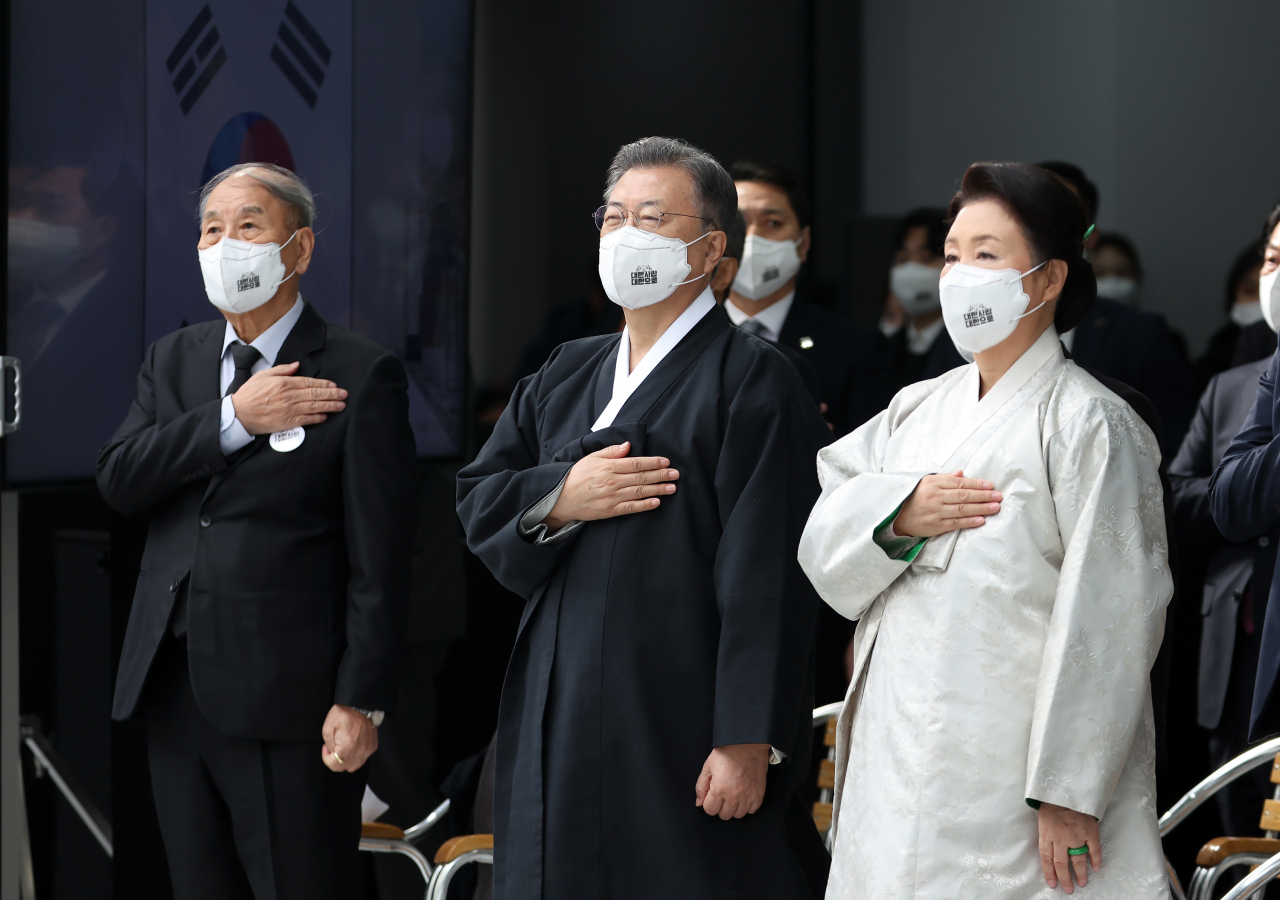 문재인 대통령과 김정숙 여사가 1일 서울 서대문구 국립 대한민국임시정부 기념관에서 열린 제103주년 3·1절 기념식에서 국기에 경례를 하고 있다. [연합]