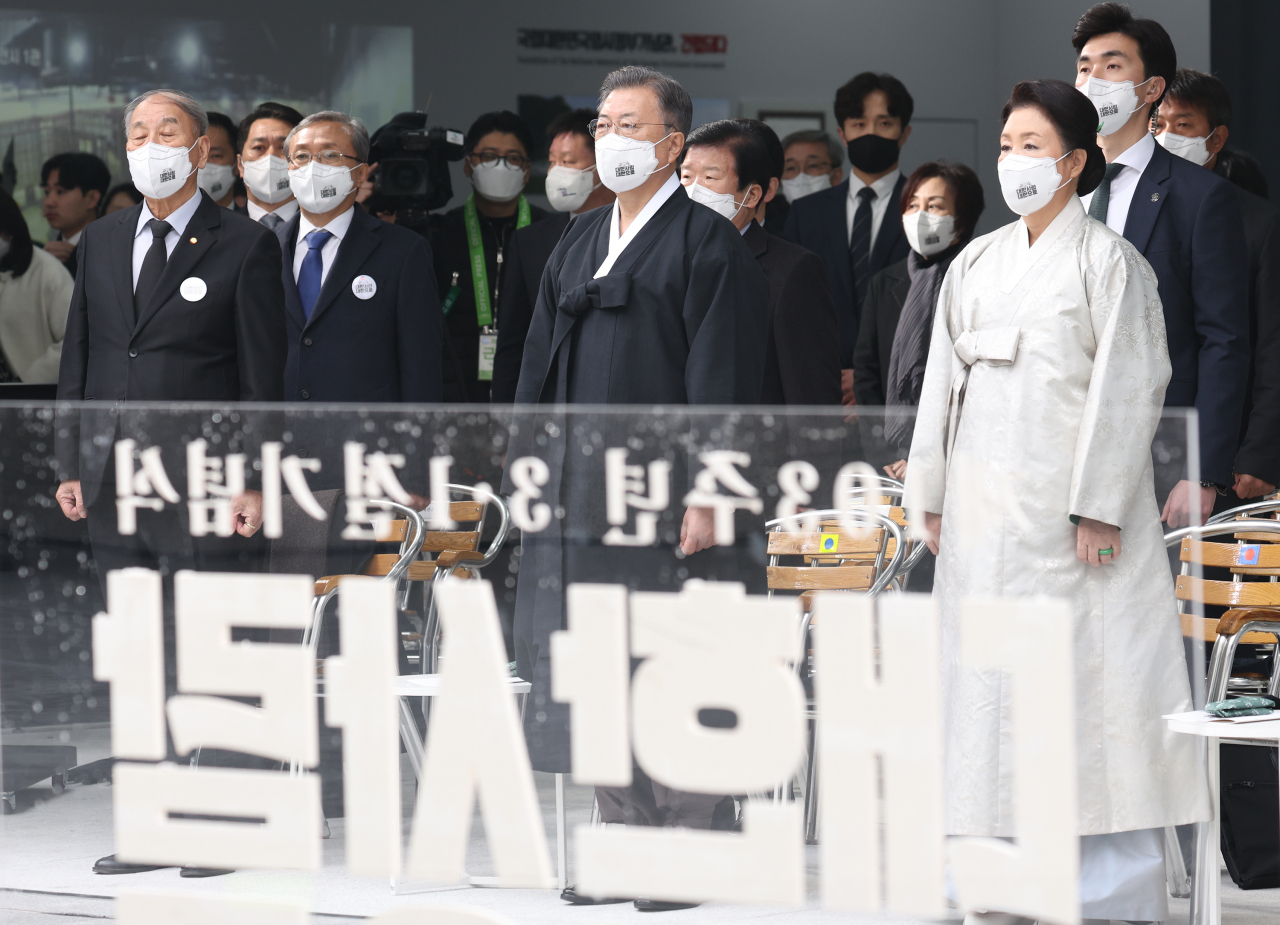 문재인 대통령이 1일 서울 서대문구 국립 대한민국임시정부 기념관에서 열린 제103주년 3·1절 기념식에서 애국가를 제창하고 있다. [연합]