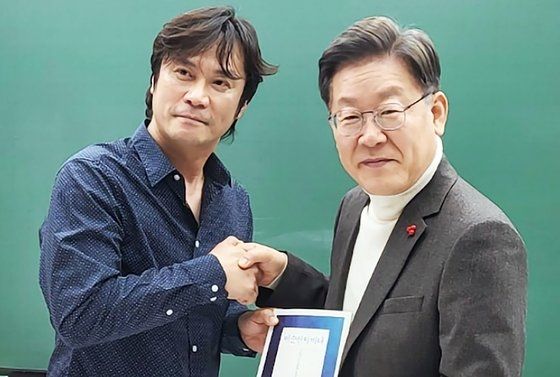 역사 유튜버 황현필씨(왼쪽)가 지난달 28일 더불어민주당 이재명 대선 후보를 공개 지지했다. [ 유튜브 '황현필 한국사' 캡처]