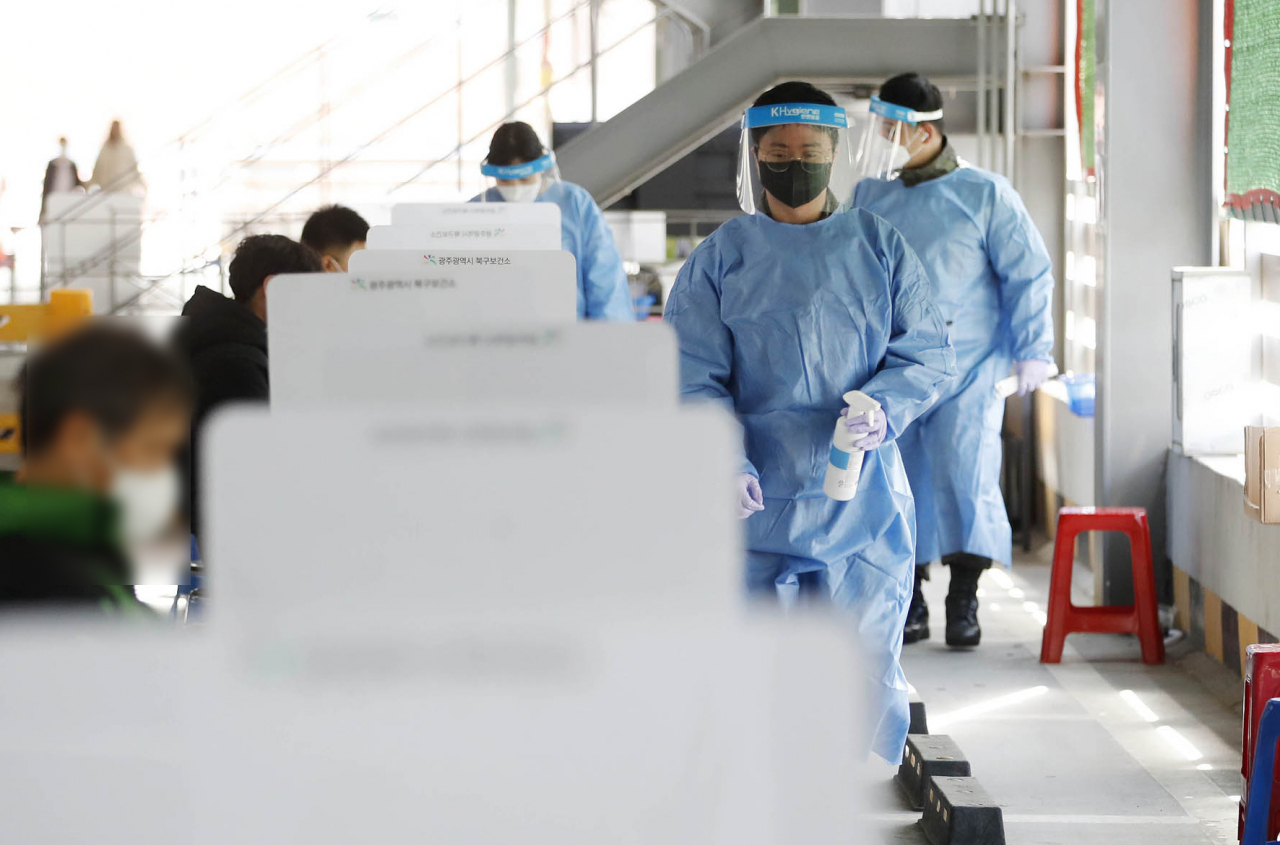 지난달 28일 오후 광주 북구 선별진료소에서 시민들이 자가키트로 코로나19 항원 검사를 하고 있다. [연합]