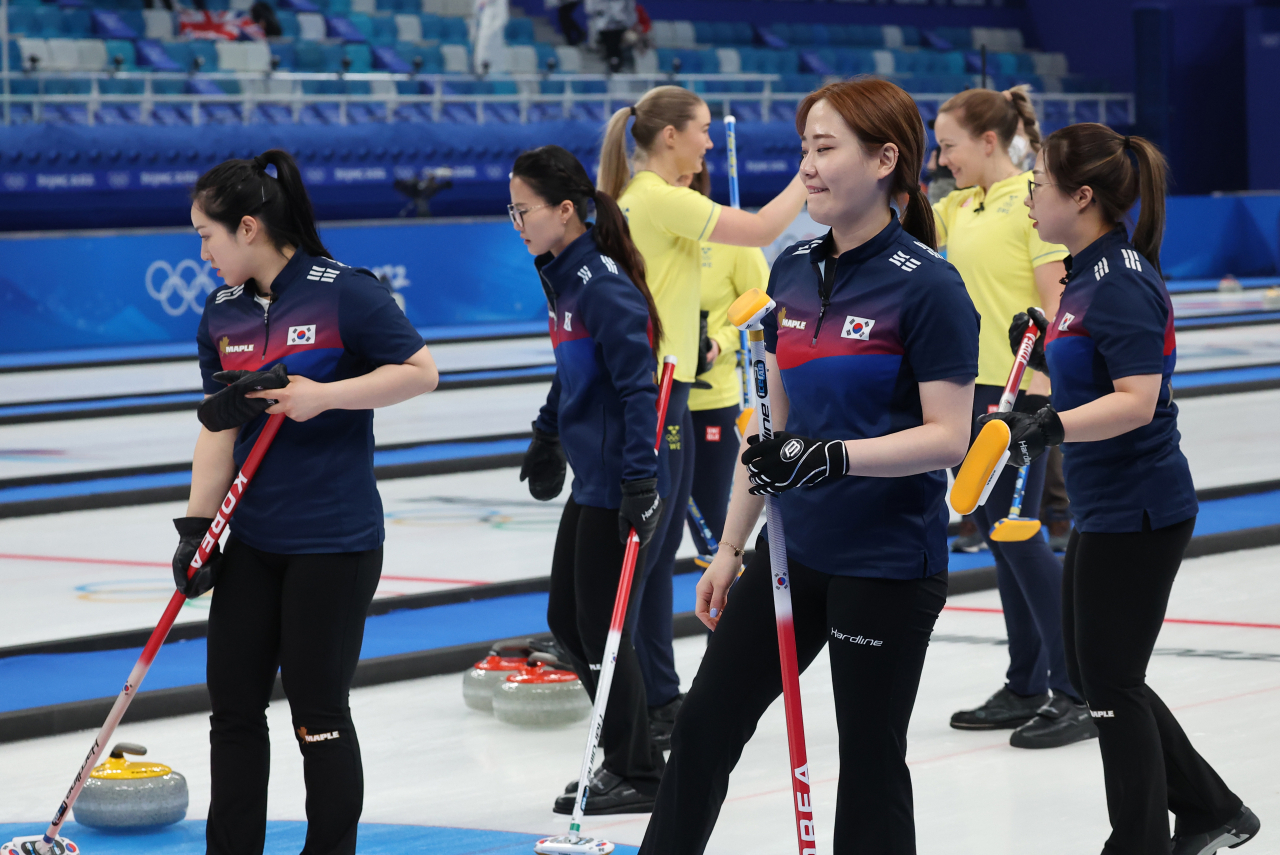 지난달 17일 중국 베이징 국립 아쿠아틱 센터에서 열린 2022 베이징 동계올림픽 컬링 여자 단체전 한국과 스웨덴의 경기에서 패한 팀킴이 아쉬워하고 있다. [연합]