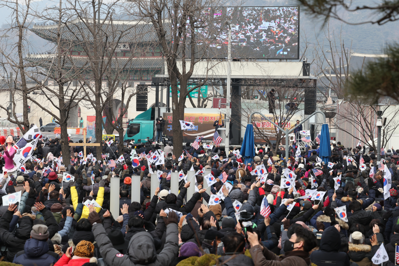 지난달 19일 서울 광화문 일대에서 전광훈 목사가 이끄는 사랑제일교회가 대규모 기도회를 진행하고 있다. 현행 방역 지침상 집회는 백신접종 완료자로 구성할 때 최대 299명까지 모일 수 있다. [연합]