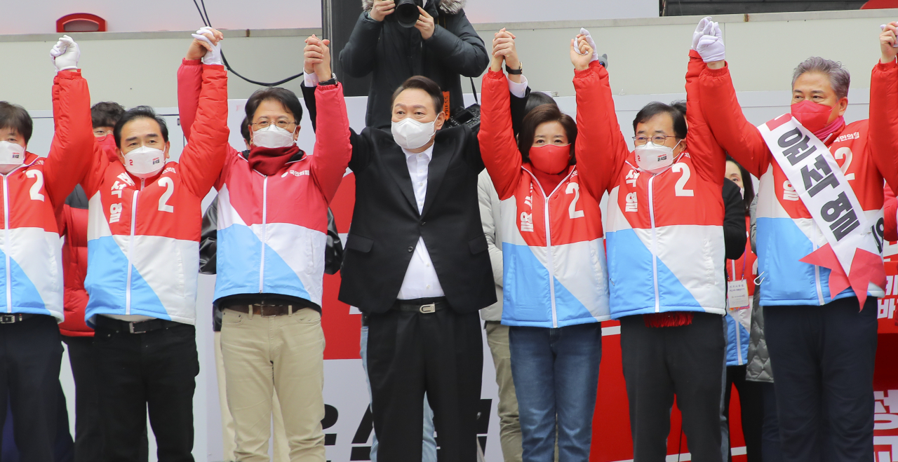 윤석열 국민의힘 대선 후보가 1일 오후 서울 동작구 중앙대학교 병원 정문 앞에서 열린 유세에서 지지자들에게 인사하고 있다. [연합]