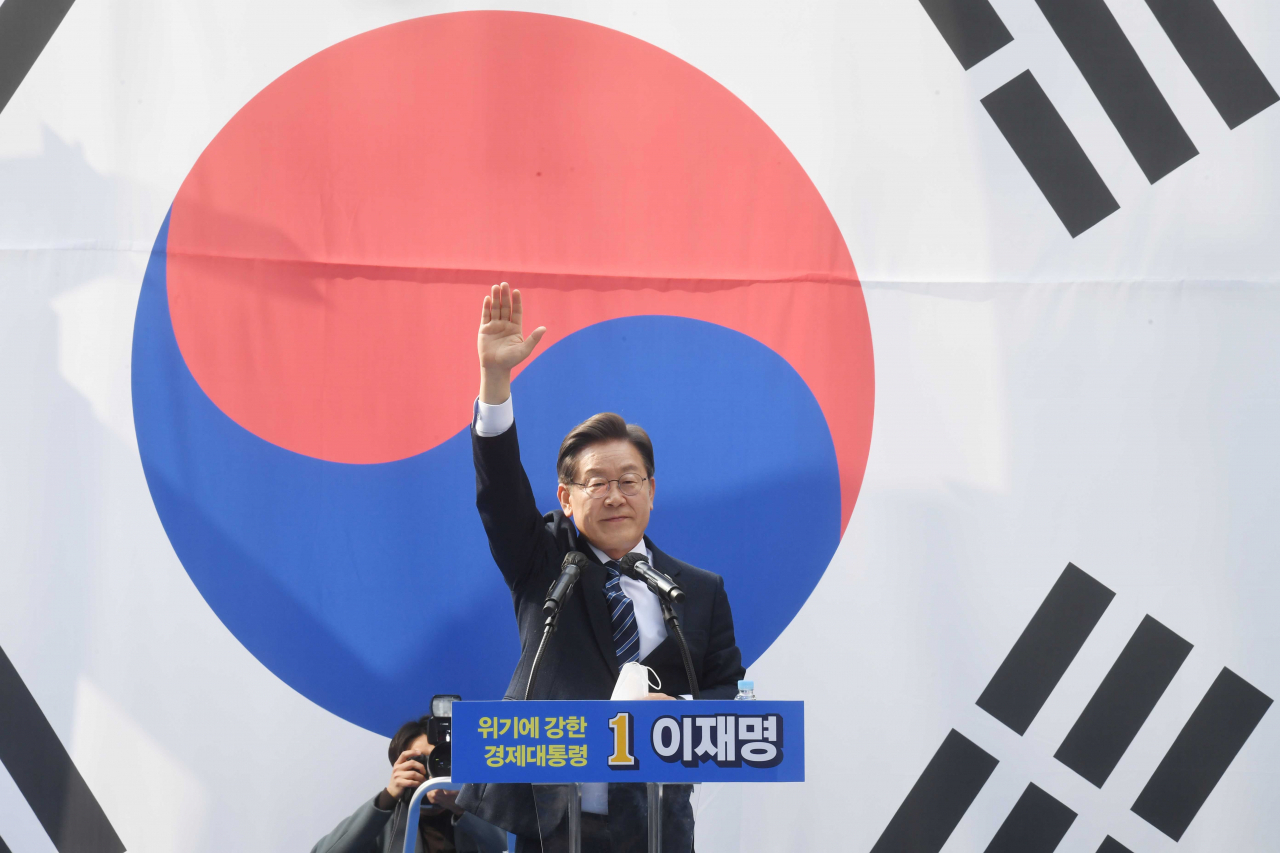 이재명 더불어민주당 대선후보가 1일 서울 명동에서 열린 '3·1정신으로 여는 대한민국 대전환!' 서울집중유세에서 지지자에게 손을 들어 인사하고 있다. [연합]