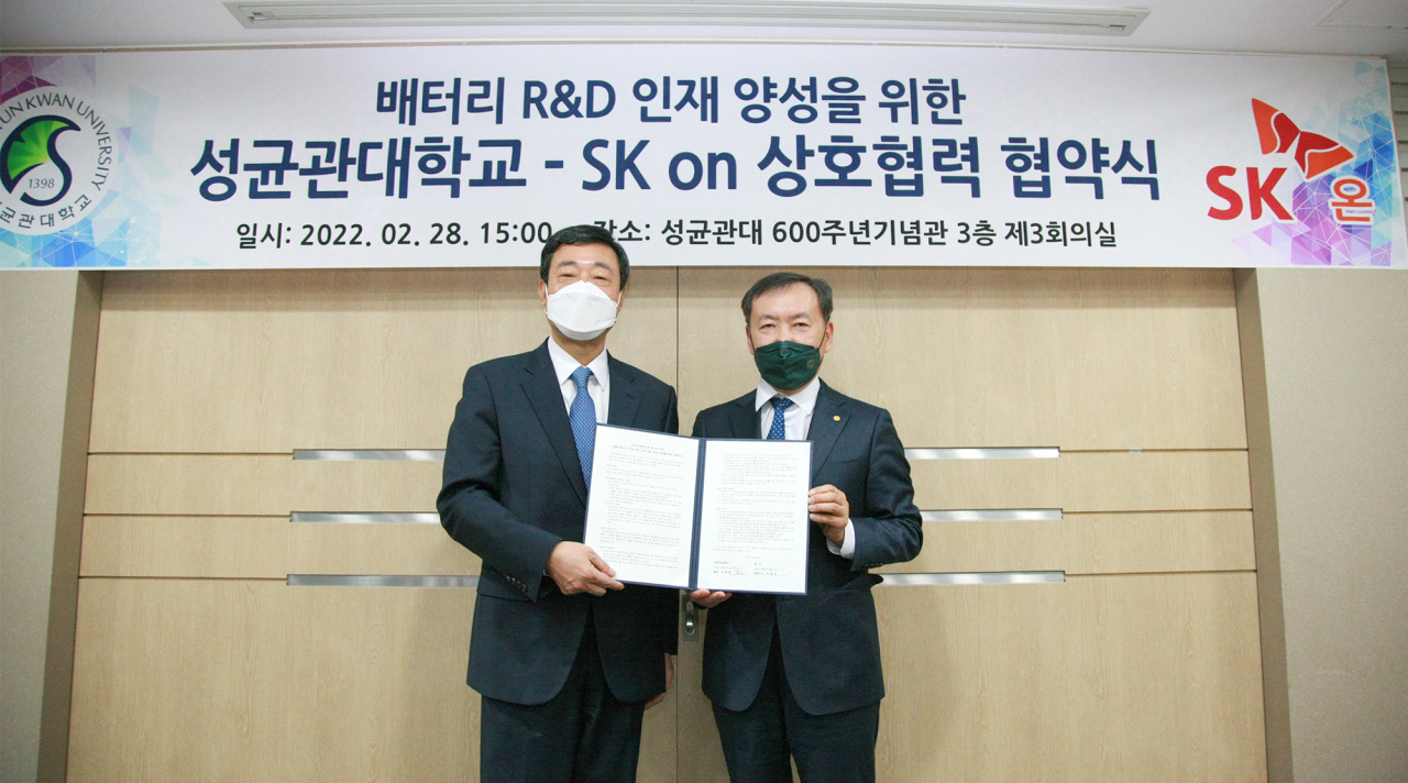지동섭 SK온 공동대표이사(왼쪽)와 신동렬 성균관대학교 총장이 지난달 28일 성균관대학교에서 협약식을 맺은 후 기념사진을 촬영하고 있다. [SK온 제공]