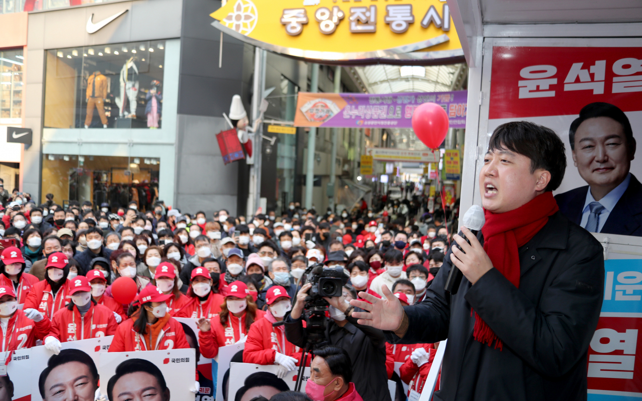1일 울산시 중구 성남동에서 국민의힘 이준석 대표가 윤석열 대선 후보 지원 유세를 하고 있다. [연합]