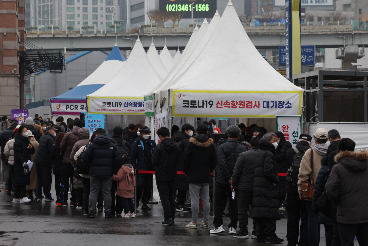 1일 서울역에 마련된 코로나19 선별검사소에 PCR 검사를 받으려는 시민들이 줄을 서서 기다리고 있다. [연합]