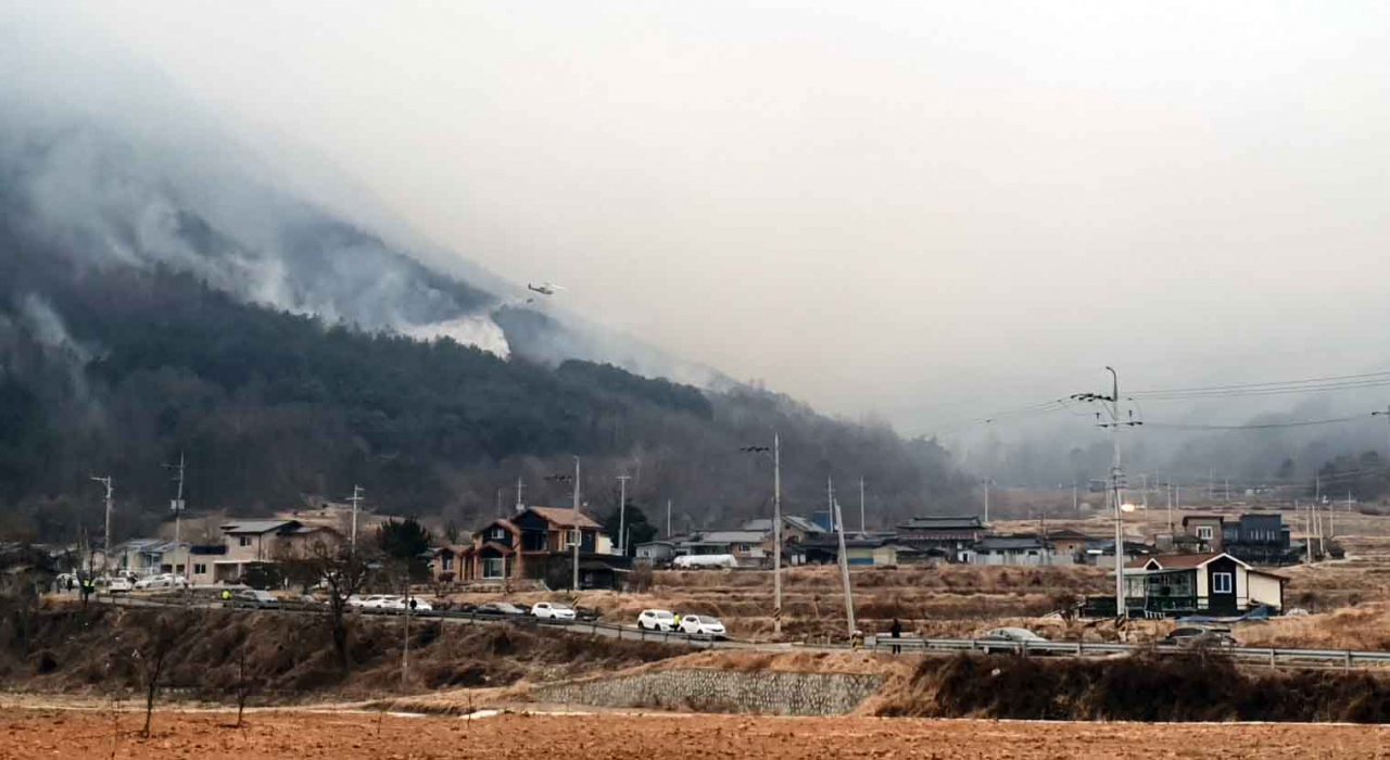 1일 오전 경북 고령군 쌍림면 신촌리 산불 현장에서 헬기가 진화를 하고 있다. [연합]