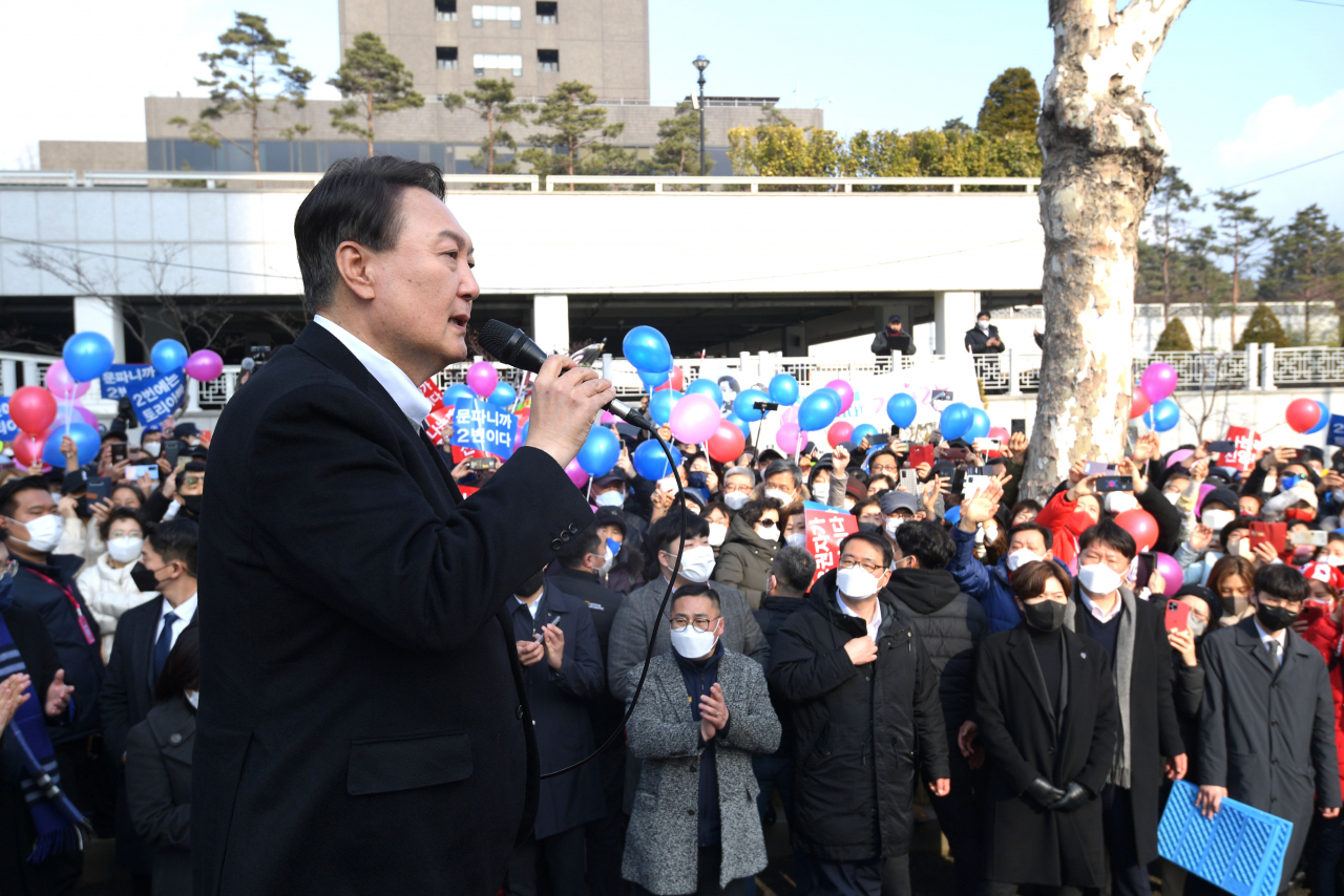 국민의힘 윤석열 대선 후보가 1일 오후 서울 서초구 서울중앙지검 서문 앞에서 열린 '보수와 진보 진영통합 윤석열 후보 지지선언'에 참석해 발언하고 있다. 연합뉴스