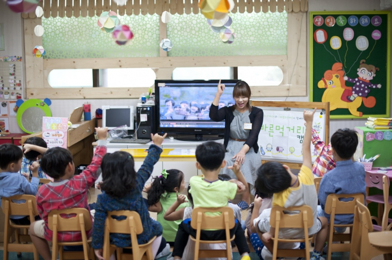 풀무원이 어린이 등을 대상으로 바른먹거리 교육을 실시하고 있는 모습. [풀무원 제공]
