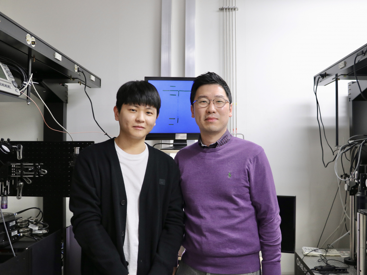 권혁준(오른쪽) 교수와 김준일 석박사통합과정생.[DGIST 제공]