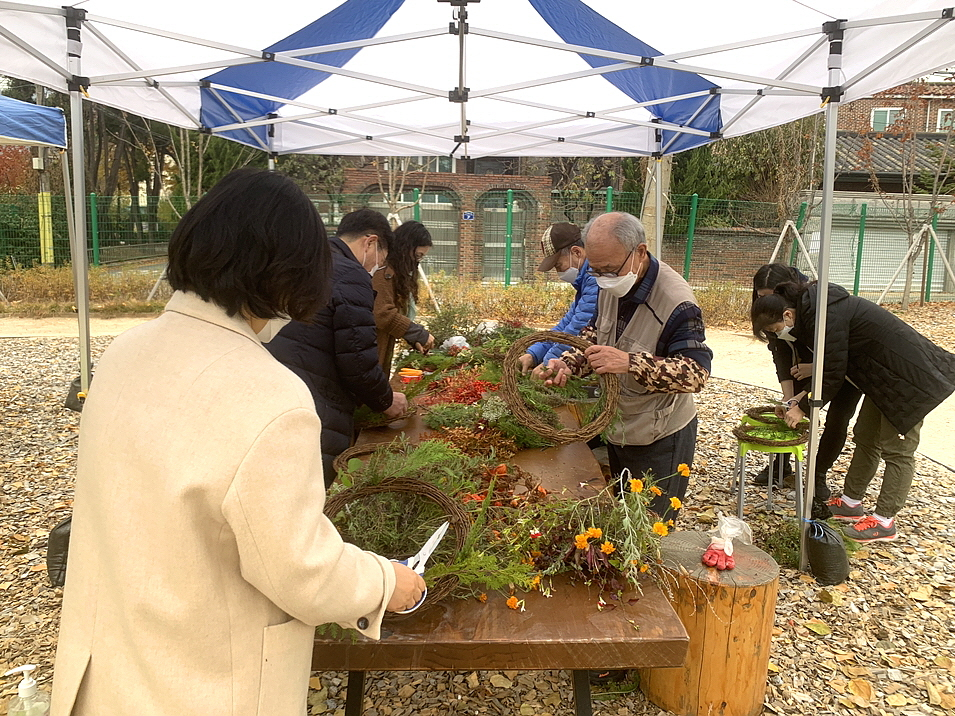 도봉구에서 지난해 교육을 신청한 구민을 대상으로 ‘퍼머컬처(Permaculture)’ 교육을 진행하고 있다. [도봉구 제공]