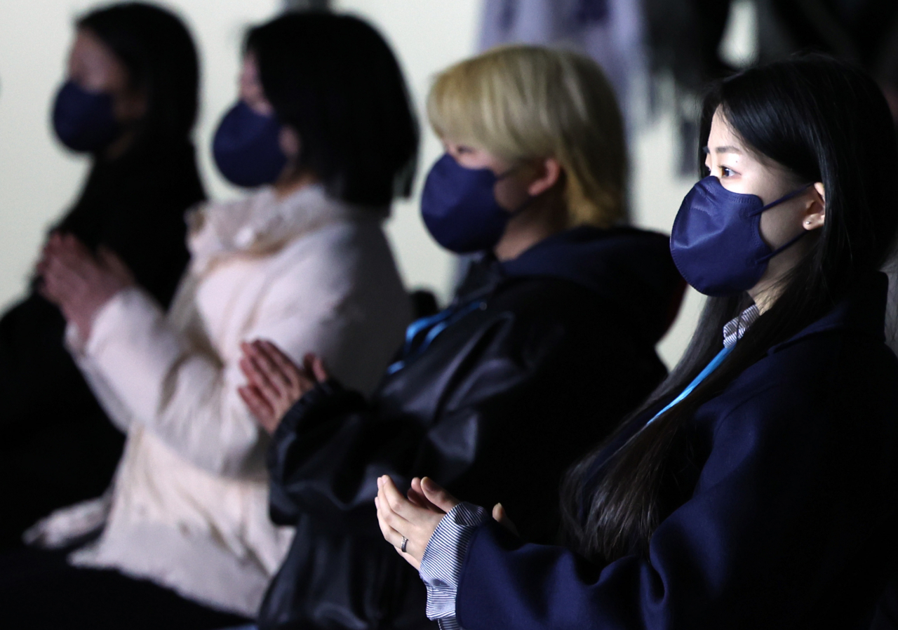 지난달 22일 오후 서울 용산구 숙명여대에서 온·오프라인으로 열린 2022년 신입생 환영회에서 대면으로 참석한 신입생들이 박수를 치고 있다. [연합]