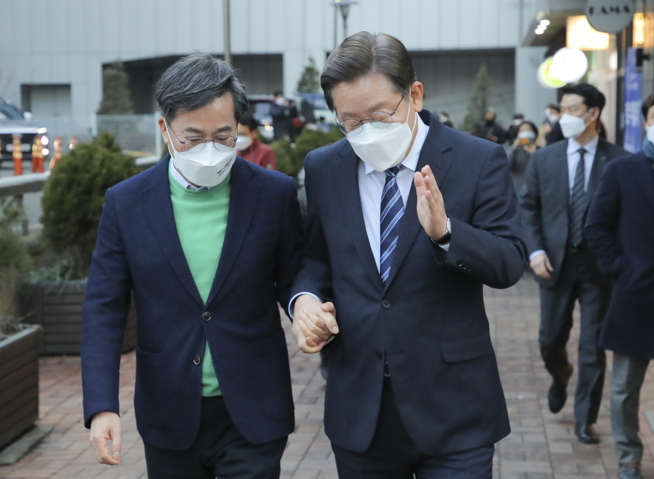이재명 더불어민주당 대선 후보와 김동연 새로운물결 대선 후보가 1일 오후 서울 마포의 한 카페에서 회동한 후 이동하며 대화하고 있다. [연합]