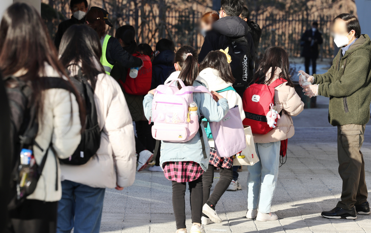 전국 초·중·고교 새 학기 개학일인 2일 오전 세종시에 있는 집현초등학교에서 학생들이 등교하며 손 소독을 하고 있다. [연합]