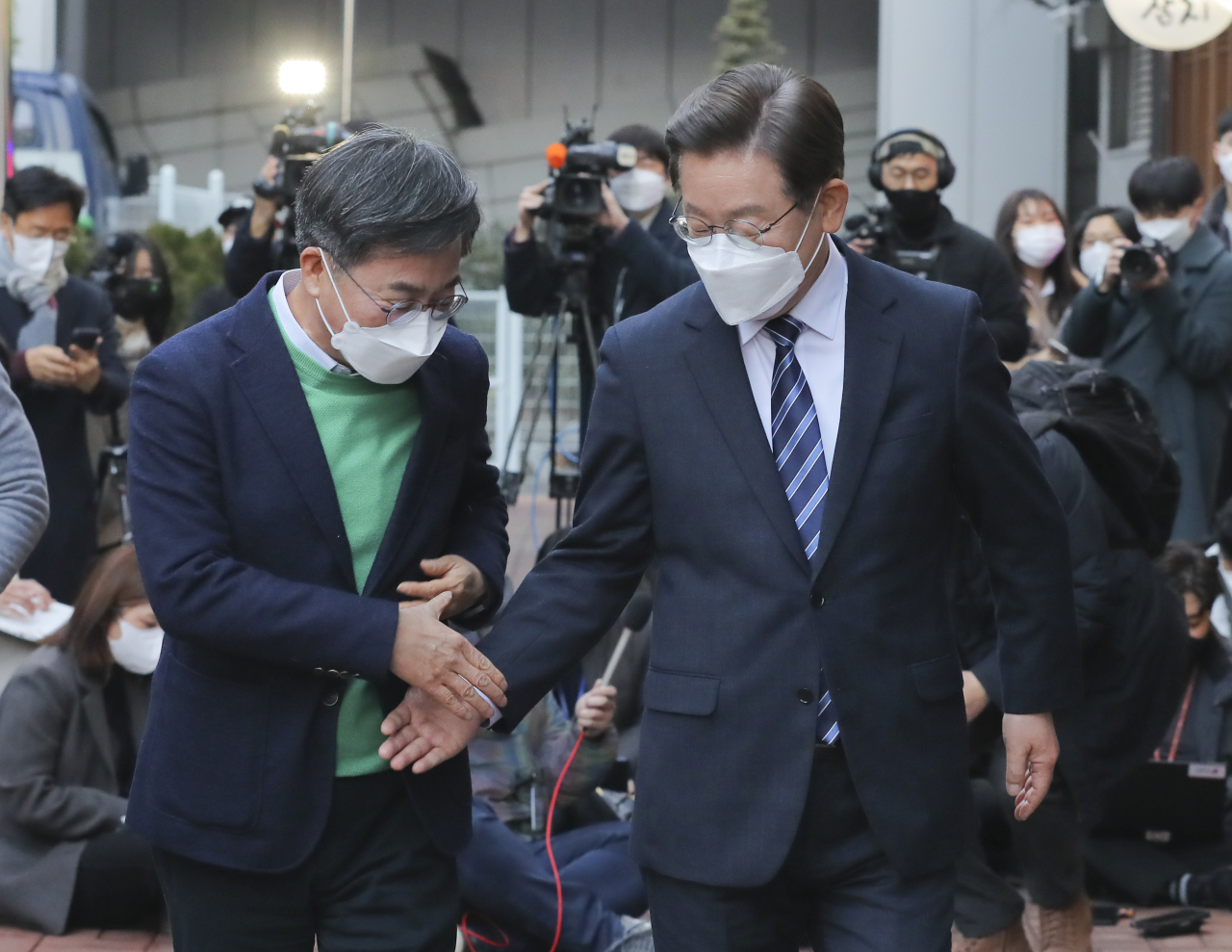 더불어민주당 이재명 대선 후보와 새로운물결 김동연 대선 후보가 1일 오후 서울 마포의 한 카페에서 회동한 후 악수하고 있다. 연합뉴스