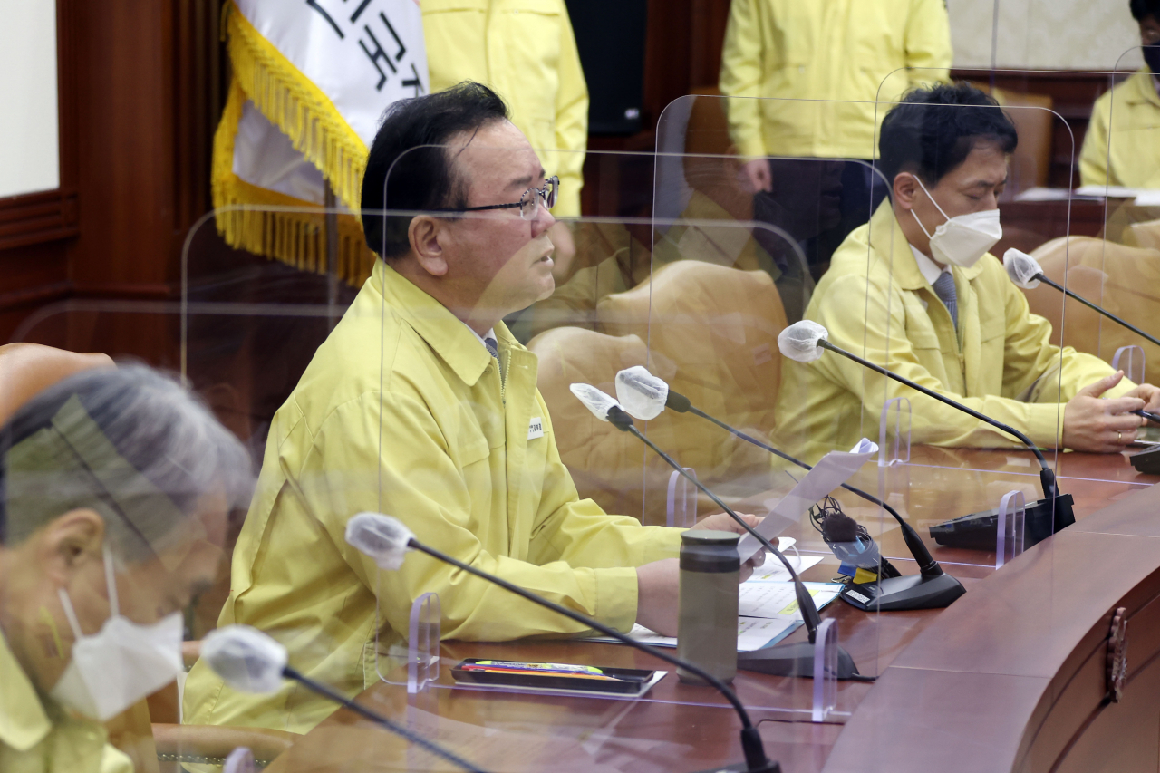 김부겸 국무총리가 2일 정부서울청사에서 열린 코로나19 대응 중앙재난안전대책본부 회의를 주재하고 있다. [연합]